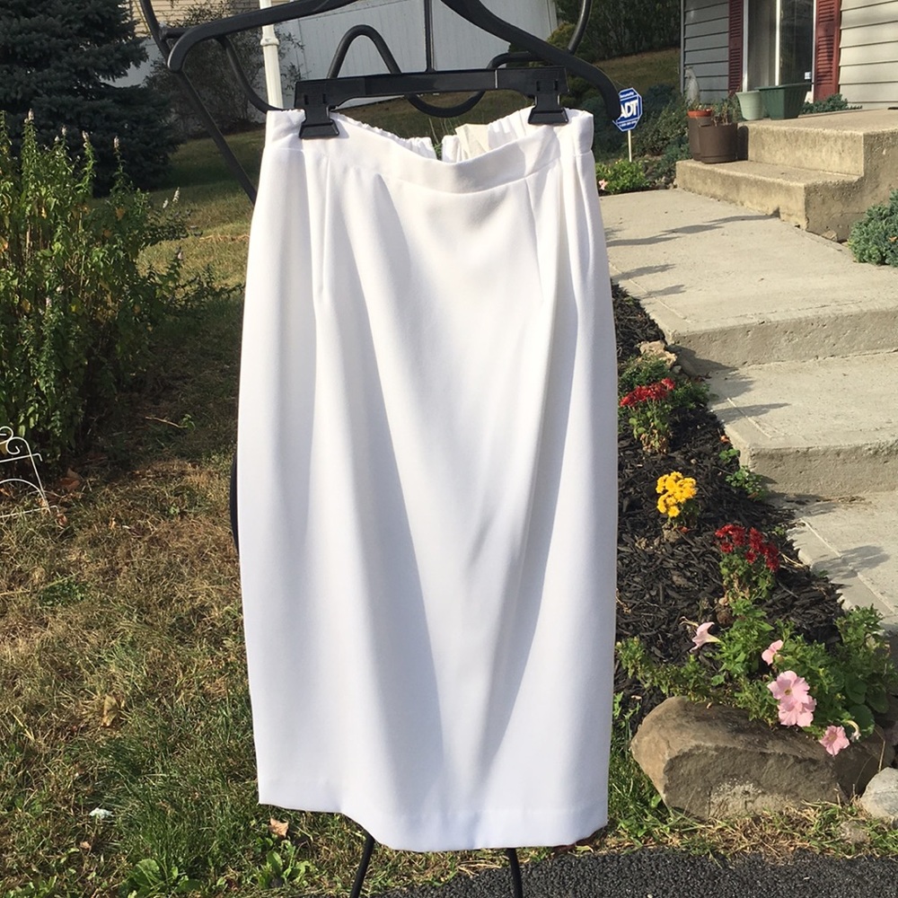 White skirt suit  and jacket - Picture 3 of 8